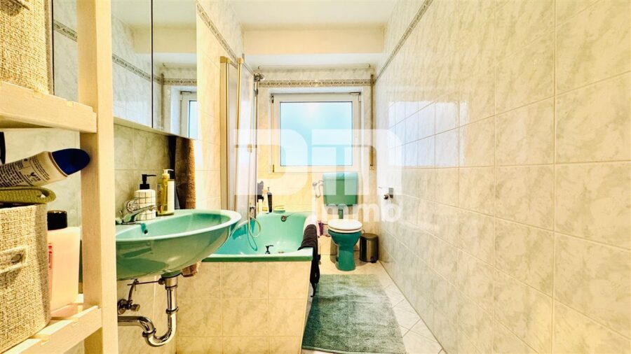 (R)eserviert!Etagenwohnung mit Balkon, Kellerraum und Garage - Badezimmer / Badewanne